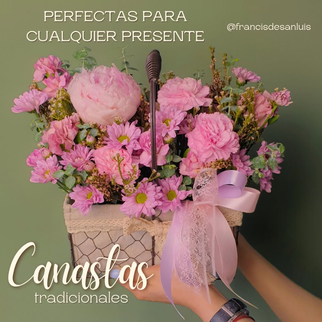 Canasta tradicional con flores rosas, claveles y margaritas