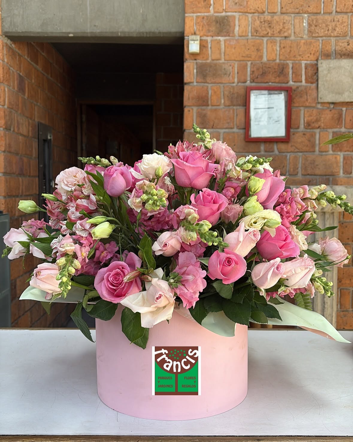 Arreglo elegante de rosas en tonos rosa en caja, ideal para bodas y eventos